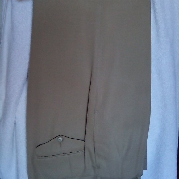 Used Linett Ltd. 38R Beige Suit, 32" pleated pants, 100% gabardine wool - Picture 7 of 14